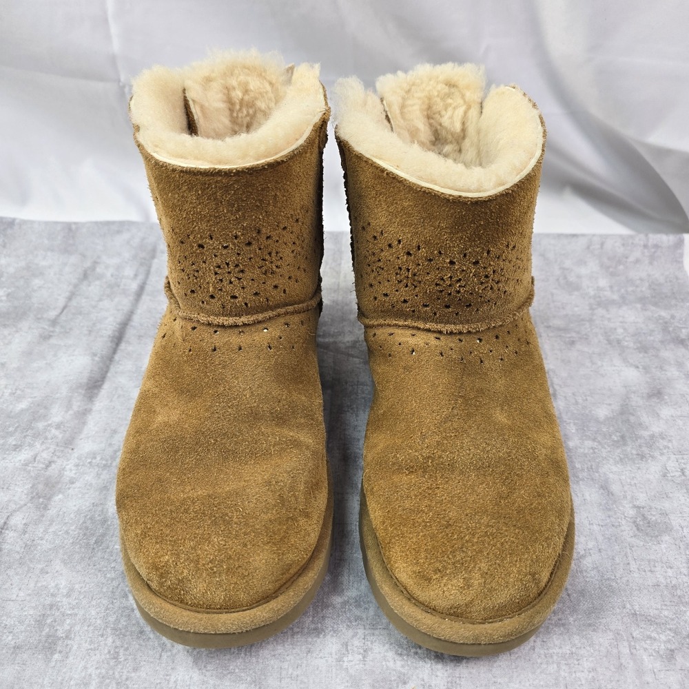 UGG CLASSIC MINI DAE SUNSHINE PERFORATED CHESTNUT BOW BOOT US 5 Womens Girls - Picture 3 of 7